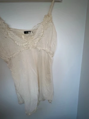 Spets topp - Spets topp med fjäril🤍Storlek L men mer xs/s!