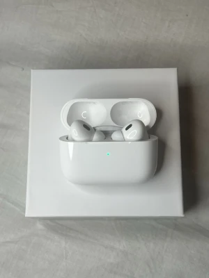 Airpods pro 2- nyskick  - Säljer AirPods Pro 2:a generationen med MagSafe och USB-C. Helt oanvända, endast öppnade  Serienummer på hörlurar och kartong stämmer överens.  Funktioner: – Aktiv brusreducering (Noise Cancellation) – Transparency-läge – MagSafe-laddningsetui (USB-C)  Kan skicka fler bilder privat. Skickas snabbt och säkert. Pris går att diskuteras vid snabb affär!  Se gärna min profil för mer information.