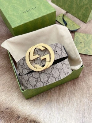 Gucci GG Supreme bälte beige - Säljer ett Gucci GG Supreme bälte i beige med klassiskt monogrammönster och stor rund guldfärgad GG-logga som spänne. Bältet är gjort i canvas med läderdetaljer och kommer i originalförpackning. Perfekt för dig som vill ha en statement-accessoar.