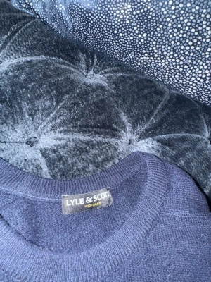 Mörkblå stickad tröja Lyle & Scott - Mörkblå stickad tröja från Lyle & Scott som är vintage! Tröjan är i fint skick och priset kan diskutera skriv gärna om ni vill ha flera bilder✅