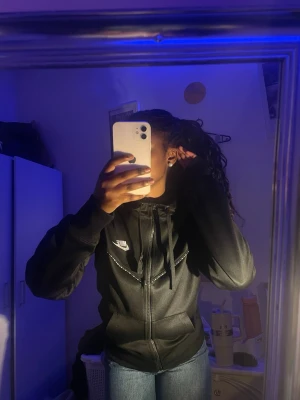 Nike tech Zip-hoodie - En svart niketech zip-hoodie. Haft den i ca 3-4 år och använt några fåtal gånger. Säljer då den blivit en aning liten på mig. Synligt använd, därav prissänkningen.
