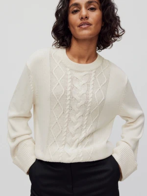 Vit stickad tröja - Säljer denna krämvita stickade tröja från Dobber i storlek M, har varit använd ett fåtal gånger men är i fint skick dock lite nopprig efter tvätt. Köpt för 699 🤍 Material; Viskos 50%, Polyamid 25%, Polyester 25%