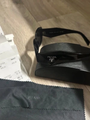 Äkta prada solglasögon - Hej säljer dessa äkta solglasögon från Prada. Köpta i New York, USA. Helt oanvända.