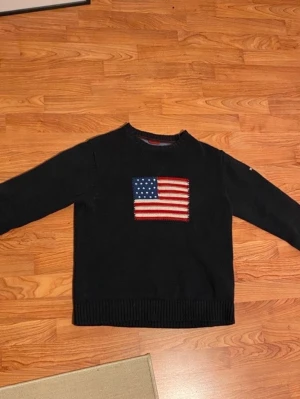 GANT SWEATSHIRT  - En lite schysstare sweatshirt från GANT, tröjan är använd utan några defekter dock lite solblekt därav priset