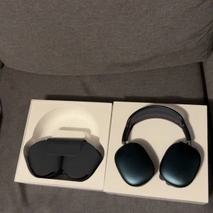 AirPods Max - Snygga Apple AirPods Max i mycket fint skick, komplett med originalförpackning och fodral. Over-ear design med aktiv brusreducering, hög ljudkvalitet och avtagbara öronkuddar. Inga repor eller skador, använda 1 gång. Perfekt för musik, film och samtal.