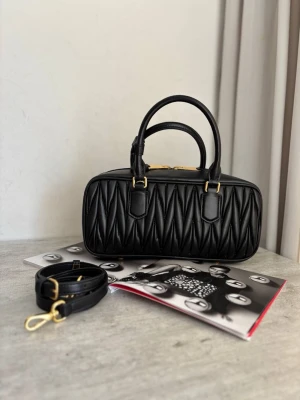 Svart quiltad handväska med gulddetaljer | Crafted from premium 100% genuine Italian leather  - Crafted from premium 100% genuine Italian leather 🇮🇹  - Size: 28 x 12 x 11.5 - Material: Natural leather - Detachable strap included - Colors: Brown / Black 