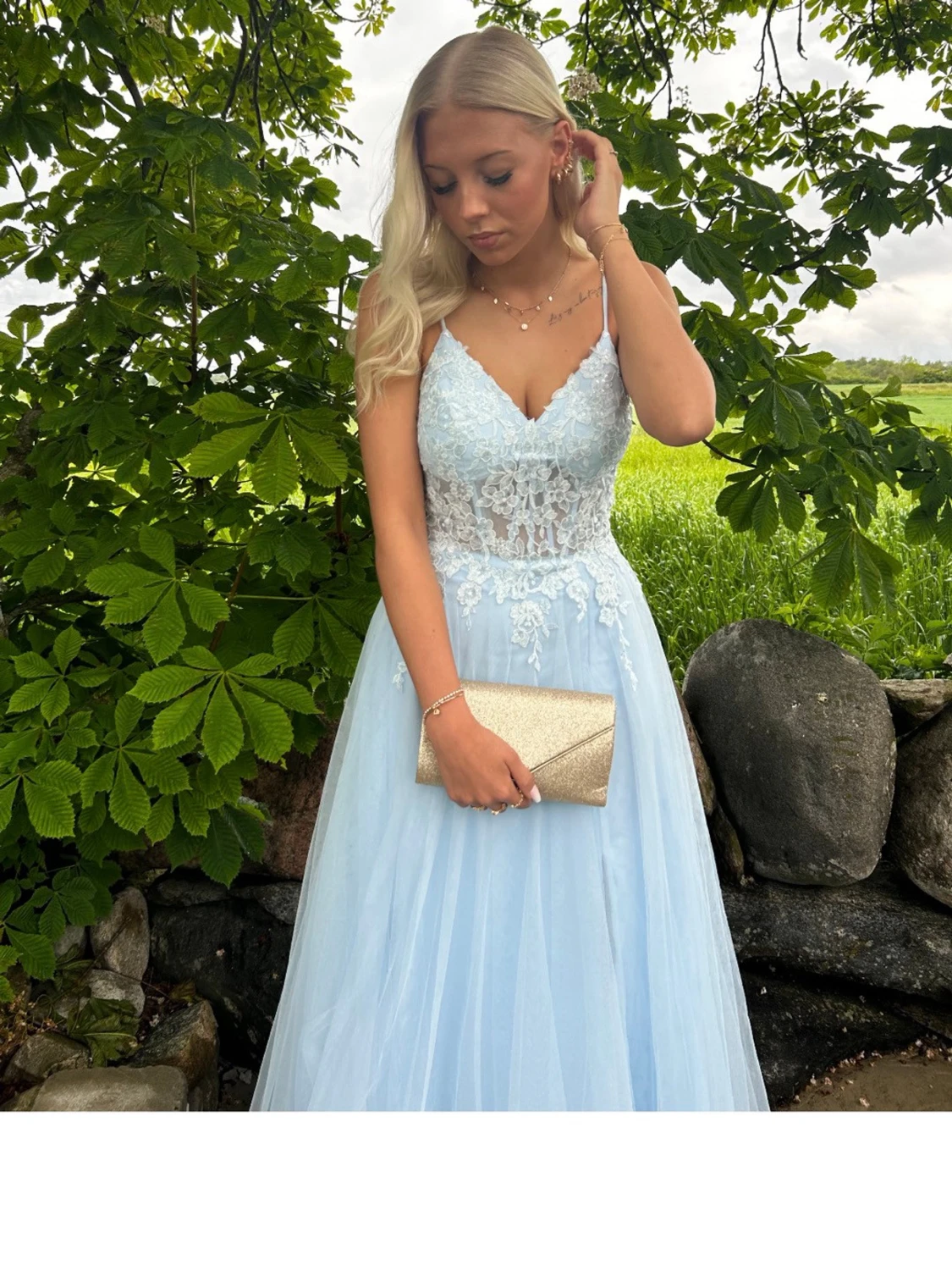 Ljusblå långklänning med spetsdetaljer