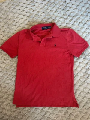  Polo Ralph Lauren piké - Klassisk röd pikétröja från Polo Ralph Laurelen.  Storlek: XL    Skick: Nytt 