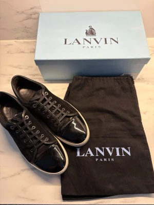 Lanvin - Säljer ett par Lanvin i perfekt skick. De har endast små tecken på användning såsom lite smutsig sulan undertill såklart men annars är de i väldigt fint skick. De är endast använda fåtal gånger och box och dustpåse som ses på bilden fås med. 