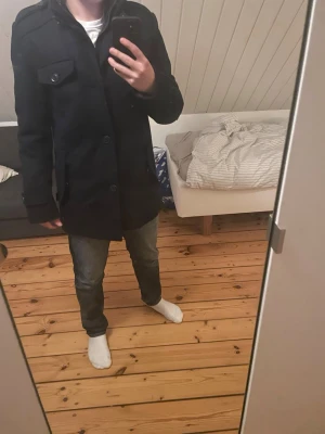 Mörkblå Indicode Jacka - Hej, säljer ny en helt ny jacka från Indicode då det var fel storlek och är där med aldrig använd. Jackan är både snygg och bekväm och är perfekt nu under vintern men också till våren. Färgen är blå och storleken är M. Hör av dig vid minsta fundering.  Ny pris: 1849 kr