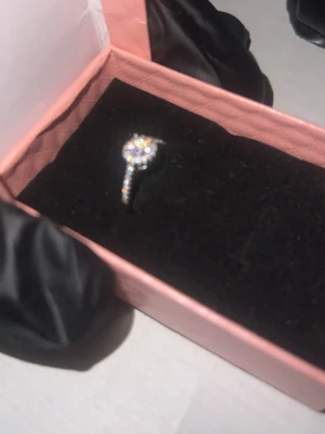 VVS1 Moissanite Engagement Ring 0,5 Carat - Elegant och tidlös förlovningsring med en gnistrande 0,5 carat Moissanite av högsta kvalitet (VVS1 klarhet). Stenen har en fantastisk lyster och briljans som påminner om diamant, men till ett mer hållbart och prisvärt val.