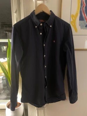 Blå Morris Skjorta - Säljer nu denna otroliga Morris skjortan i storlek M. Skicket på denna är riktigt bra då den bara använd några fåtal gånger. Kom gärna med frågor eller bud!.