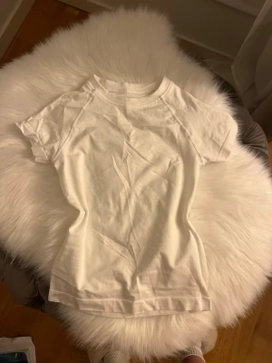 Vit thigh tränings T-shirt  - En vit tight tränings t shirt i storlek M. Aldrig kommit t andvönding.Priset går att diskutera 