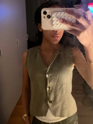 Tröja/väst  - En helt oanvänd tröja/väst ifrån Gina!! Pris kan SÅKLART diskuteras!! 💞💞💞