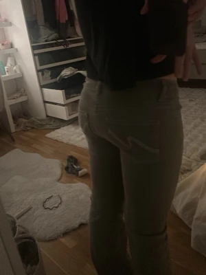 Grå bootcut jeans med broderi - Snygga grå bootcut jeans med ljusa broderade detaljer på bakfickorna. Säljer då jag personligen tycker dom är försmå dom är nya😛💕🥰