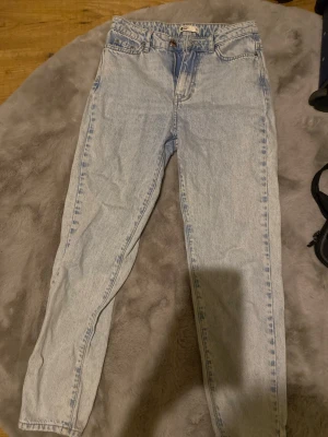 Jeans - Säljer ett par ljusblå jeans från Gina Tricot med hög midja. Jeansen har raka ben. Pris kan diskuteras.