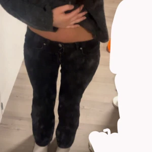 Svarta bootcut jeans från Kappahl - Svarta jeans från Kappahl i storlek 152 med klassisk femficksdesign och bootcut-ben.  Jeansen har låg midja och är tillverkade i ett stretchigt bomullsmaterial som sitter snyggt och bekvämt. 