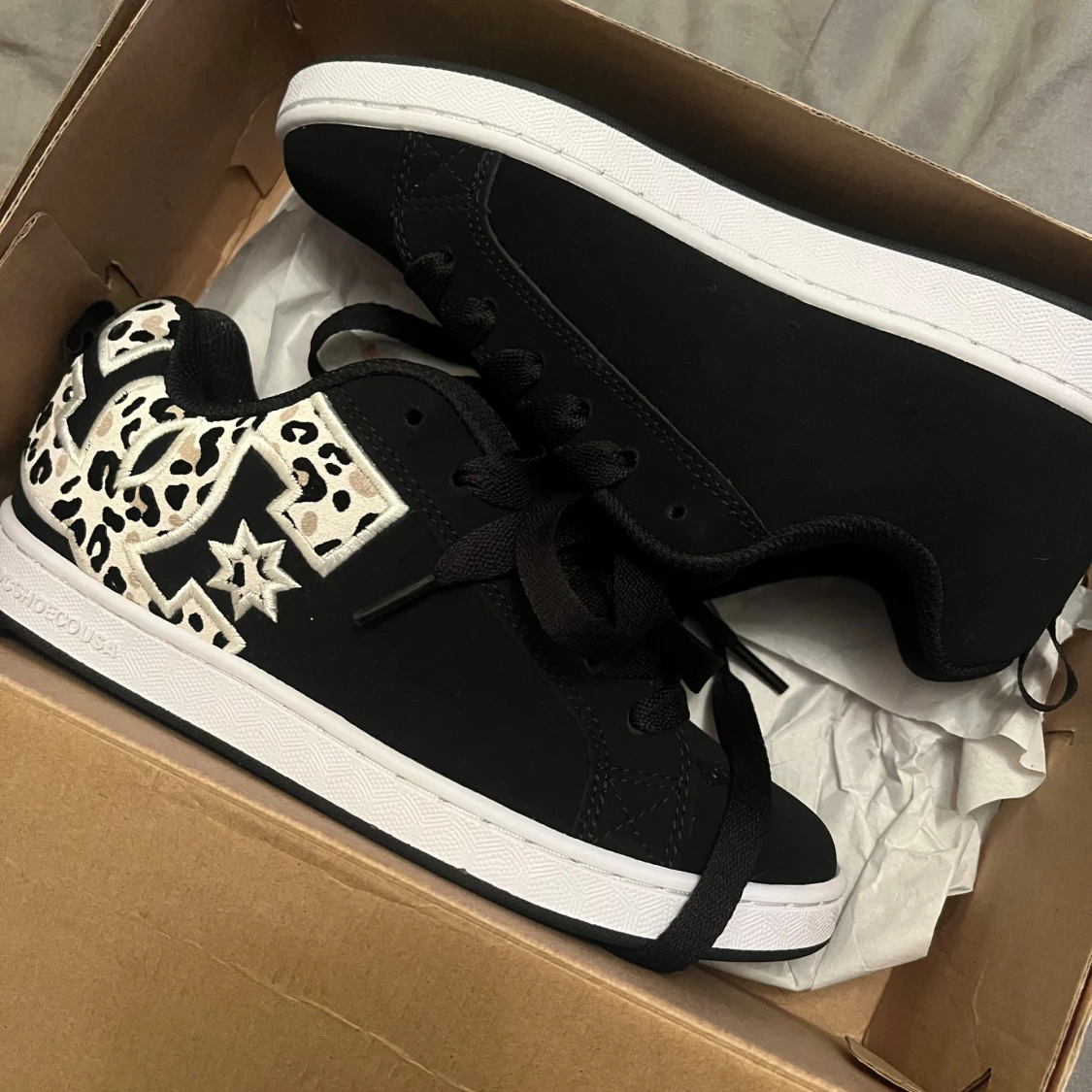 DC Shoes sneakers leoparddetalj