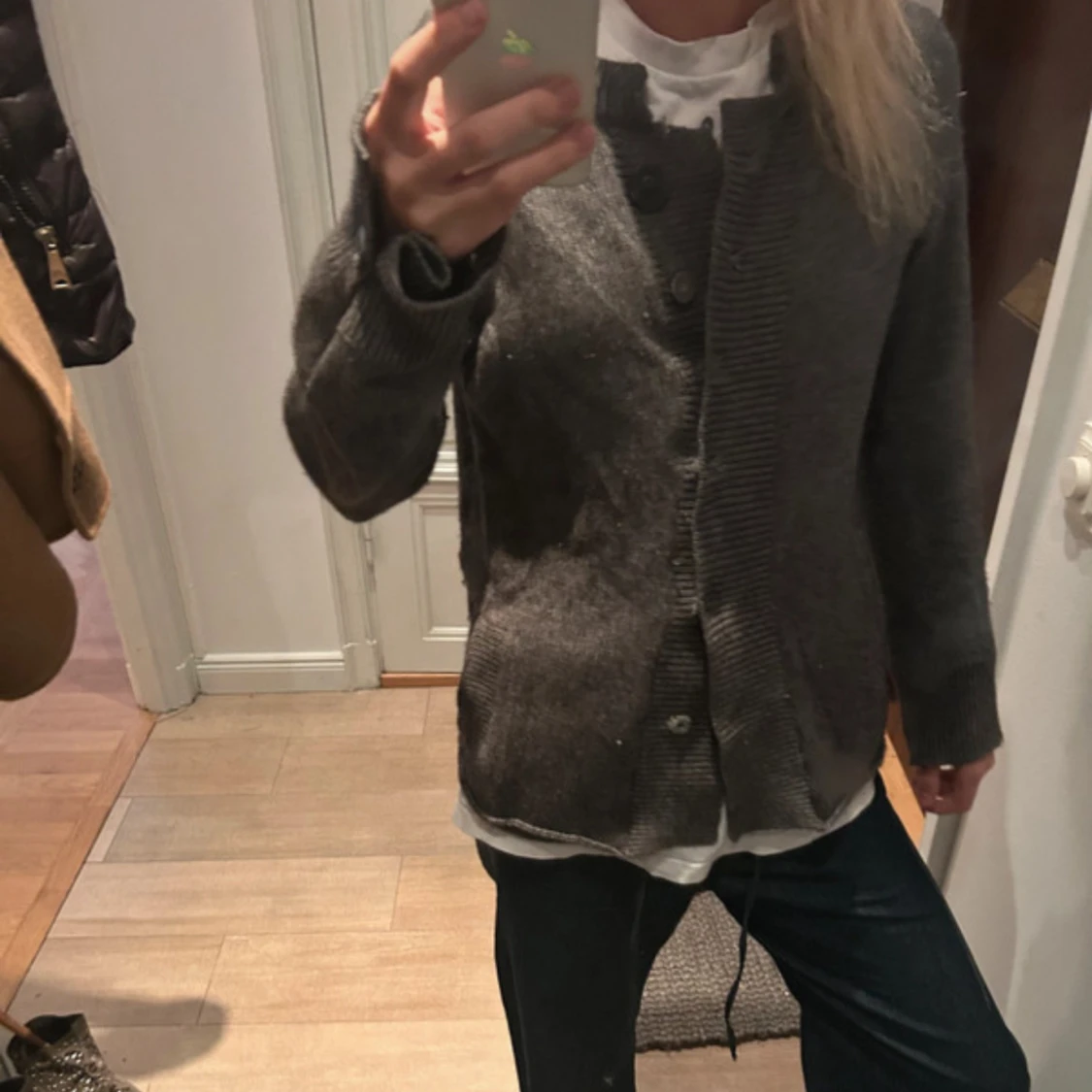 Mörkgrå stickad kofta med knappar - 2