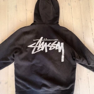Stussy Our Legacy hoodie - Svart Stussy x Our Legacy hoodie size M