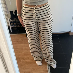 Randiga stickade byxor Gina Tricot - Säljer dessa trendiga stickade byxorna från Gina Tricot i storlek XS.