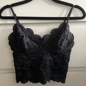 Spetstopp - Några få lösa trådar därav de låga priset.                 Storlek S men liten så närmare XS