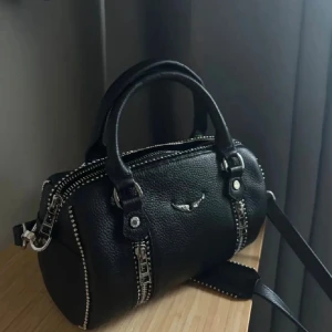 Zadig väska - Så fin Zadig & Voltaire väska, köptes här på plick för 2000 men knappt använd, ingen rost eller skador❤️ Pris kan diskuteras