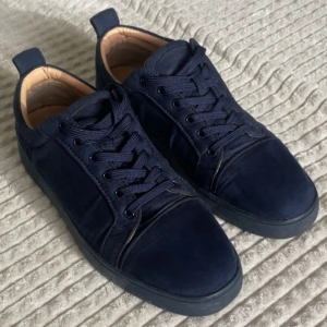 Christian louboutin skor - Säljer dessa loubs 🖤❤️ Storlek 43, Endast skorna följer med inget annat. Fin kvalite 🌟 För frågor och funderingar skriv 💬 