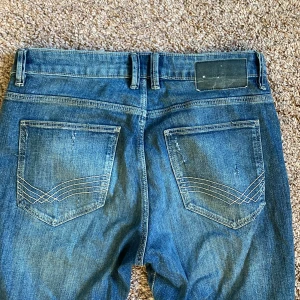 Slitna jeans - Säljer ett par feta slitna jeans. Sitter Slim/straight fit. Pris:299kr kan diskuteras!