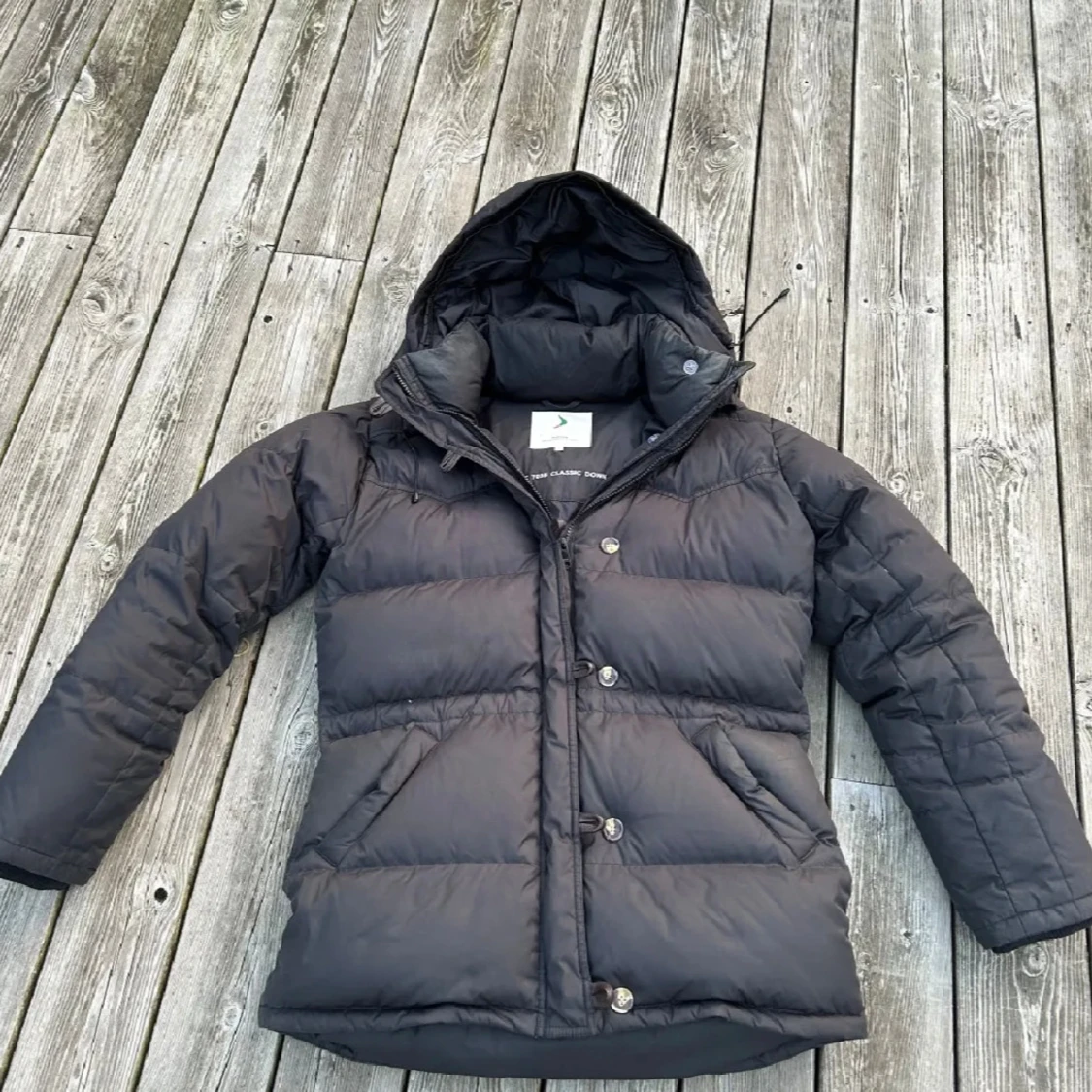 Svart boomerang dunjacka med huva