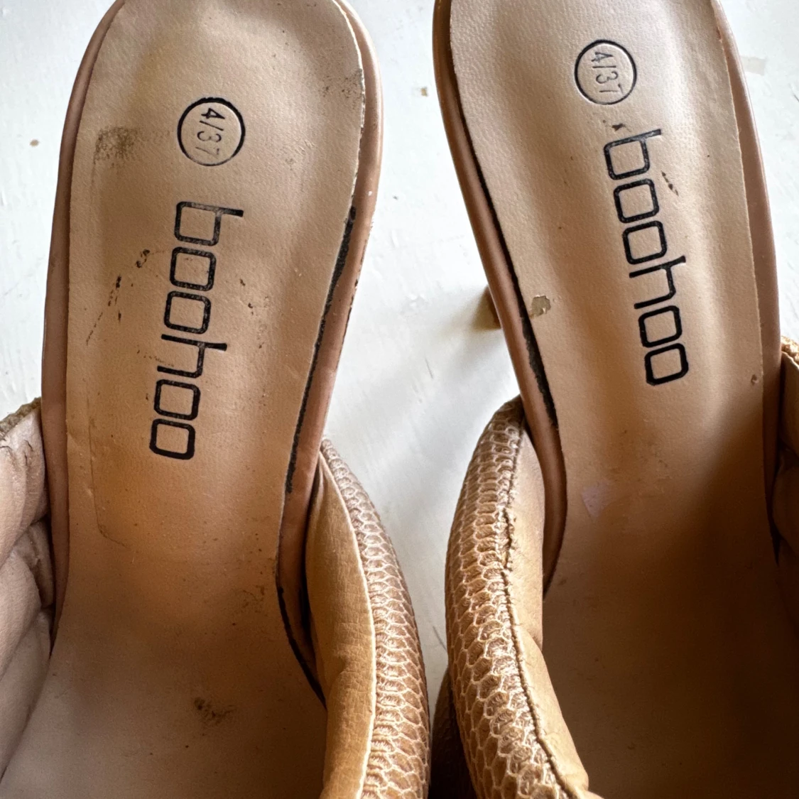 Beige Boohoo klackskor med vadderad ovandel - 2