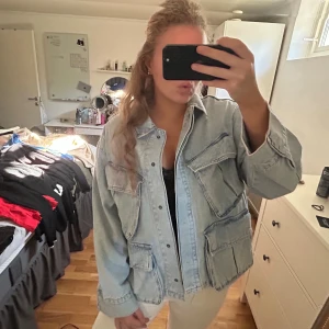Jeansjacka från zara - Supercool jeansjacka från Zara 