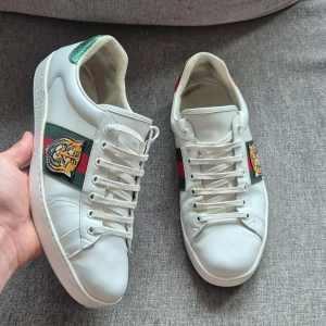 Gucci sneakers - Säljer ett par vita Gucci sneakers | bra skick | inge og | skriv vid frågor