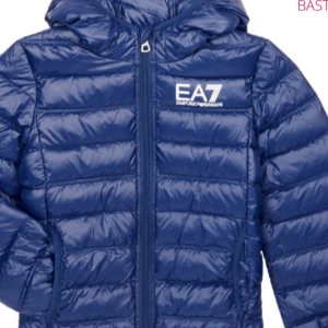 Blå pufferjacka från EA7 - Hej, en fin EA7 jacka till ett mycket bra skick till försäljning. Storlek 12 år. Hör av er vid frågor och funderingar! 