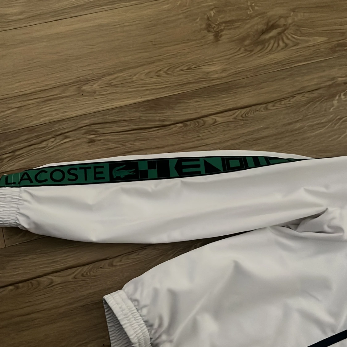 Vit vindjacka från Lacoste Sport - 1