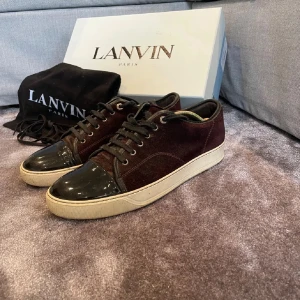 Lanvins! - Tjena! Säljer ett par otroligt fina Lanvins! Skorna är i riktigt bra skick, 8-9/10! Storleken är Uk 10 vilket passar storlek 44! Box, dustbag och skosnören ingår vilket är väldigt svårt att få tag på! Skorna är i en riktigt snygg vinröd färg. Skorna är självklart äkta! Vid fler frågor eller andra funderingar är det bara att höra av er!