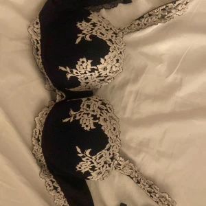 intimissimi bh - Jätte fin marinblå bh från intermissmi nytt skick, i storlek 80C säljer på grund av att den är för stor💕