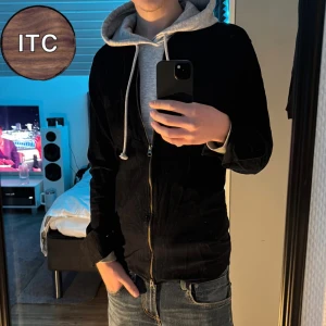 Overshirt John Henric - En mörkblå Overshirt från john henric! Sitter riktigt najs och perfekt till dig som vill glida med stil😉