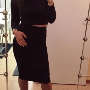 Svart höggmidjad  kjol - Säljer en svart kjol med tight passform. Kjolen är enkel och stilren utan mönster eller detaljer, perfekt för dig som gillar en clean look.