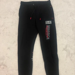 Hoodrich byxor - Svarta hoodrichbyxor storlek S sparsamt använt 