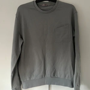 Herno tröja - Varm chill grå Herno tröja perfekt under skidsemestern eller när du vill vara avslappnat trendig och snygg. Väldigt hög kvalite och i utmärkt skick. Storlek m (50) och tveka inte vid minsta fråga!