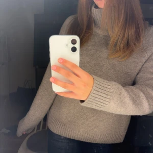 Beige polotröja  - Super mysig och fin polotröja! Perfekt nu till hösten, säljer då jag nästan aldrig använt den🩷 den är precis som ny, nypris 800! 