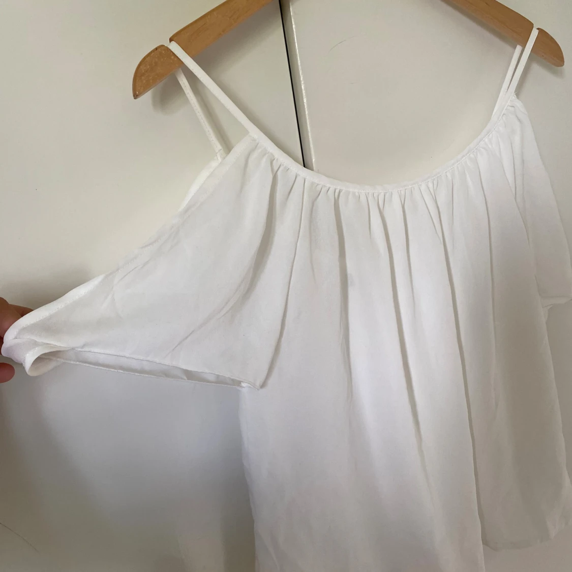 Vit offshoulder blus med tunna axelband - 1