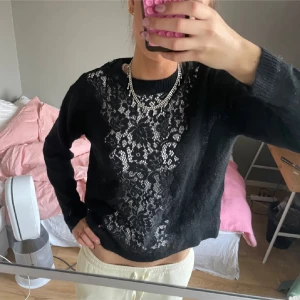 Stickad tröja med spets Zara  - Intressekoll på min jättefina Zara tröja, lånad bild!! 🥰säljs inte längre 