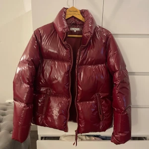 Tommy Hilfiger jacka - VÄRLDENS finaste vinterjacka!!! älskar denna jacka men kommer tyvärr ej till användning. från Tommy Hilfiger, nypris ca 4000 därav är priset dyrare. Supersnygg, jättevarm, perfekta vinterjackan🌟💝