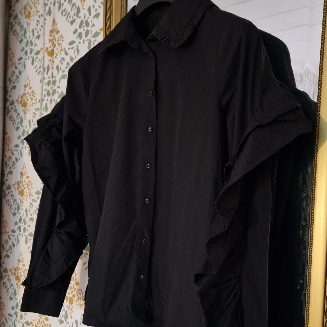 Svart skjorta med volangdetaljer - 2