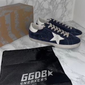 Golden goose skor - Hej,säljer mina Golden goose skor i navy blue, dom är i storlek 43 och i mycket bra skick då dom inte har några defekter osv.vid frågor och funderingar är det bara att skriva