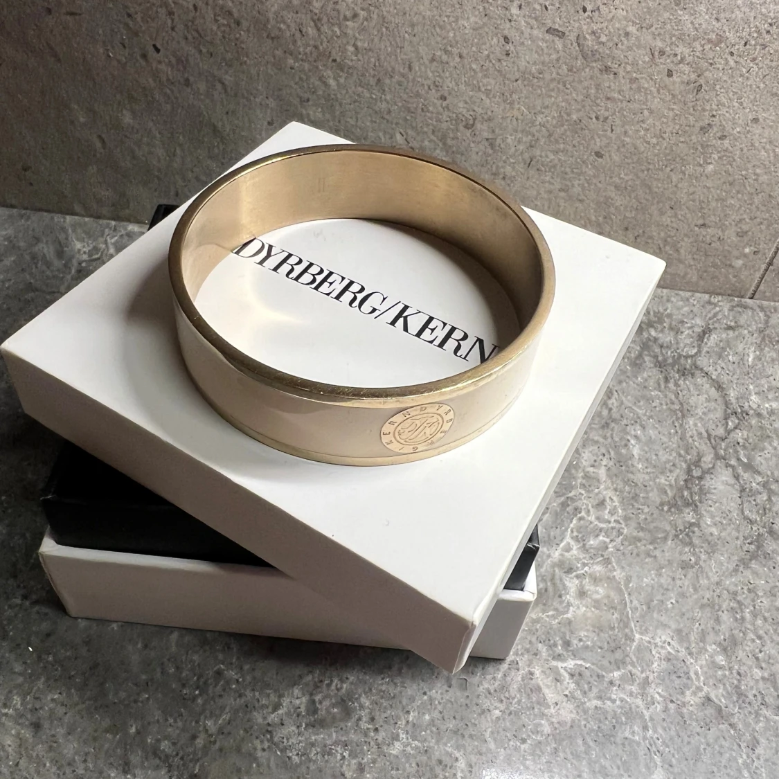 Bredt armband från Dyrberg/Kern i guld