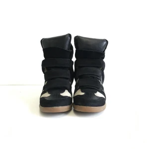 Isabel marant bekett - Säljer mina helt nya isabel marant bekett sneakers i storlek 41 pga för stora🩷🩷 testade endast en gång och aldrig används utomhus! Köptes på Vinted för 3200 kr, kom med prisförslag, ändrar helst inte priset men kan göra undantag🩷🥰 skriv om ni har mer frågor/vill ha mer bilder så svarar jag så fort jag kan!🩷