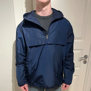 Ralph Lauren vindjacka - Säljer en skön vindjacka från Ralph Lauren! | Ny med prislapp! | Storlek M. | Ställ gärna frågor innan du köpar!